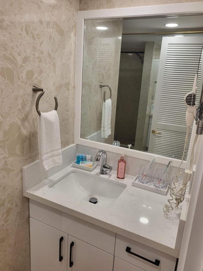21st Floor Renovated With 2 Queen Beds Honolulu